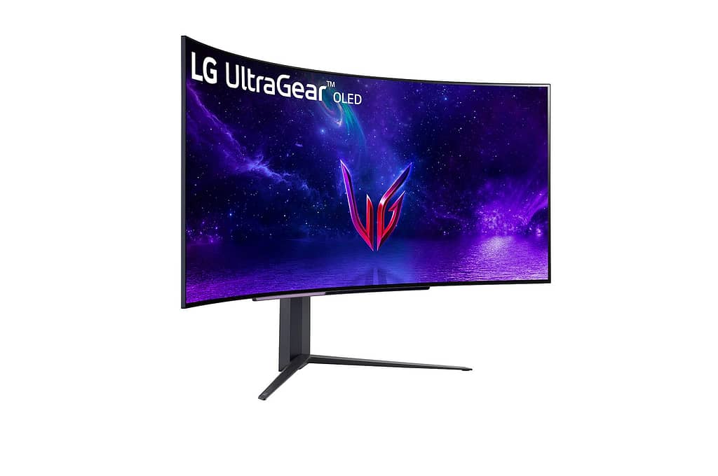 LG unveiled what was said to be the world's first 45-inch curved OLED screen with a frequency rate of 240 Hz, in an effort to attract gaming enthusiasts.

The South Korean company said that it will open the door for the initial request for the screen on December 12th, and it will start selling and shipping it to customers as of December 28th.

The new 45″ UltraGear screen comes from LG, measuring 44.75 inches, with a curvature of 800R, and a viewing angle of 178 degrees from the right and the left, and 178 degrees from the top and bottom.