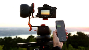 CAPSULE PRO product is known as a camera tripod with a moving head and a shot stabilizer that is easy to install, install and use, and facilitates multi-axis image capture with ease