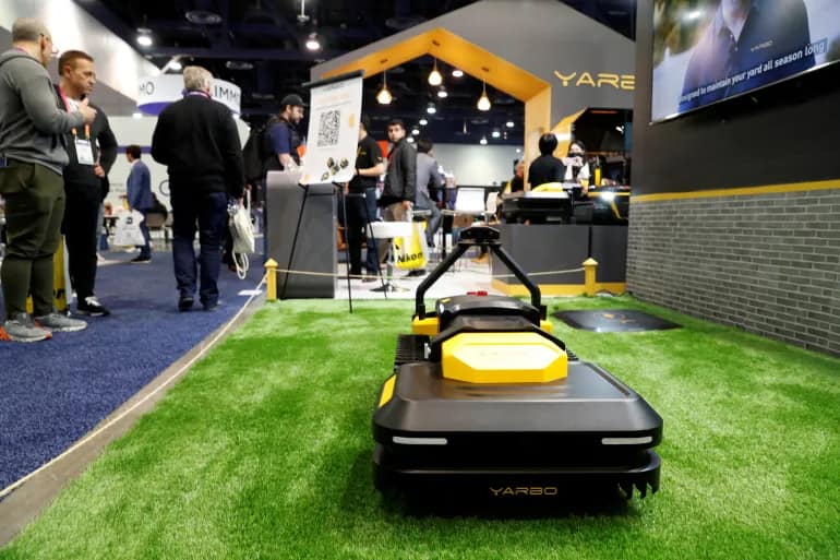 Yarbo presented a robot capable of cutting and cleaning grass during the Las Vegas Electronics Show 
